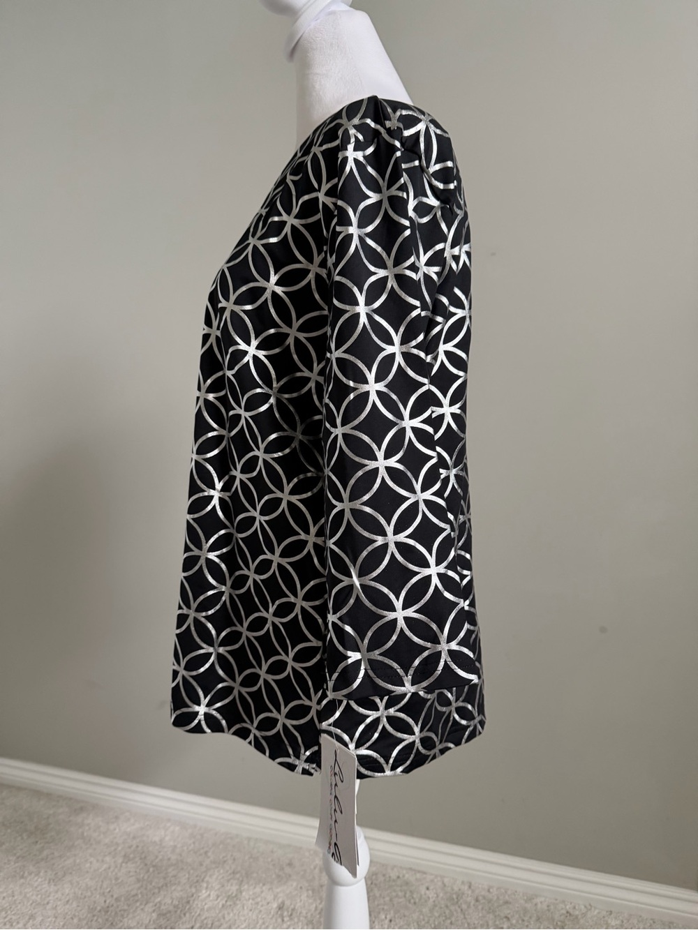Lulu-B Black V-Neck Tunic with Silver Circle Geometric Print - Picture 2 of 7